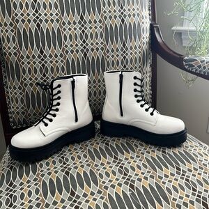 QUPID White Combat Boot SZ 7
